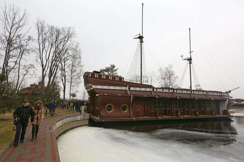 galleries/2014/02/23/inside-yanukovych-s-palace-photos/140223-ukraine-palace4_s8asle