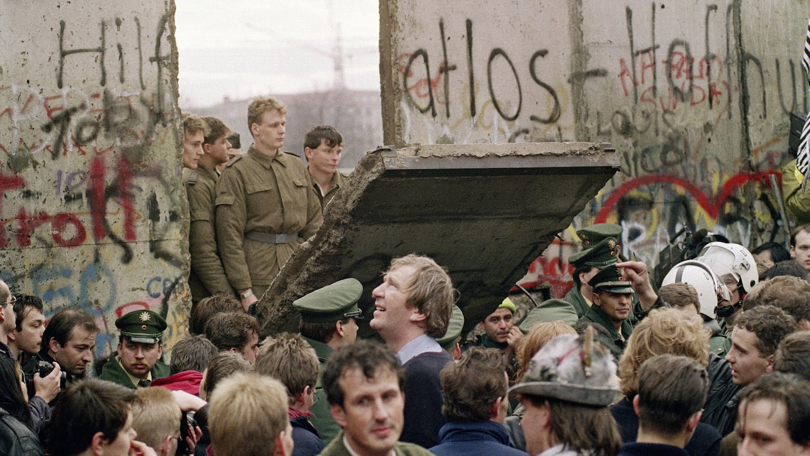 191107-dickey-berlin-wall-tease_amrafe