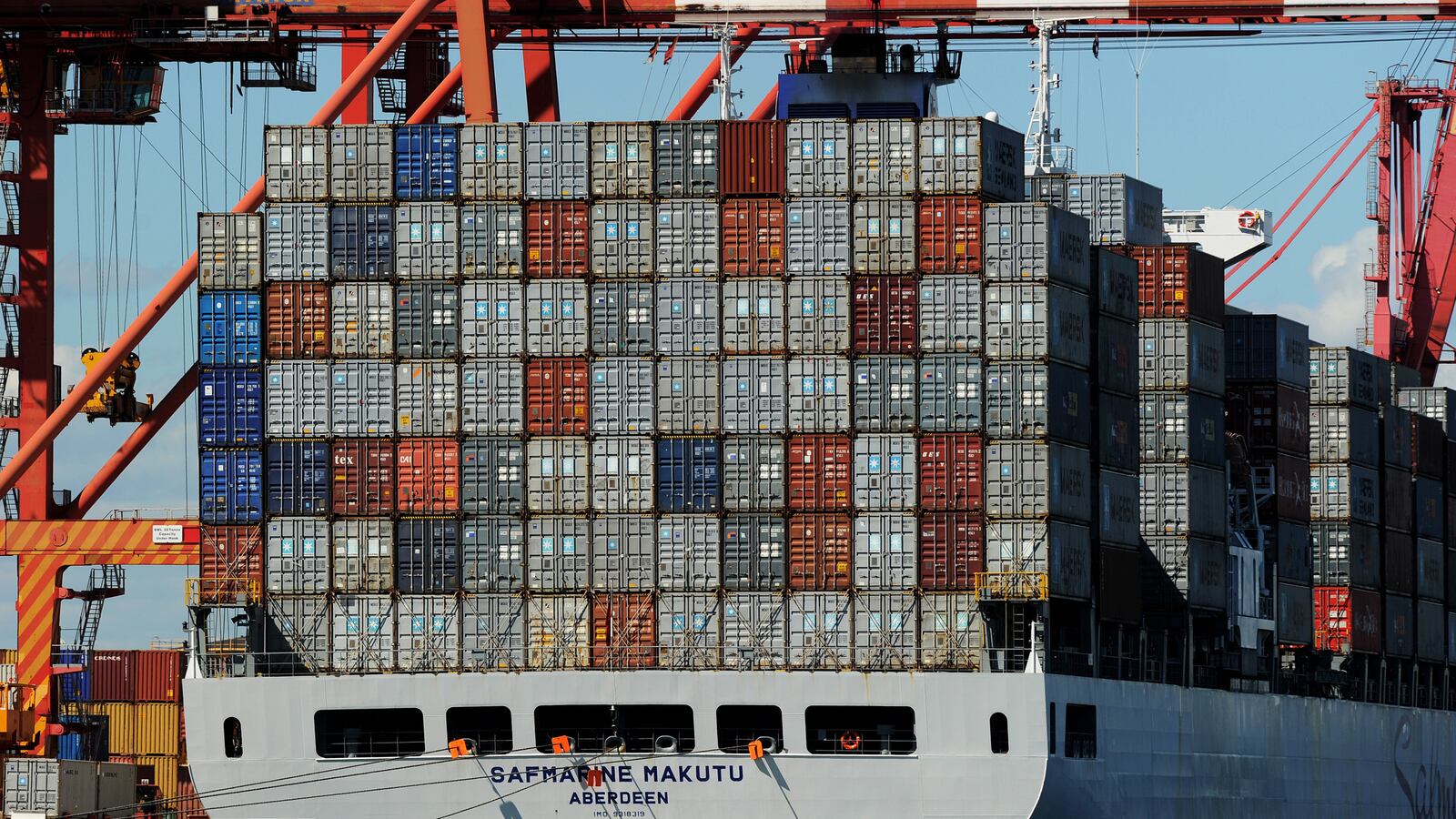 articles/2013/08/17/how-does-all-your-stuff-get-to-you-inside-the-shipping-industry/130816-shipping-tease_rl48ss