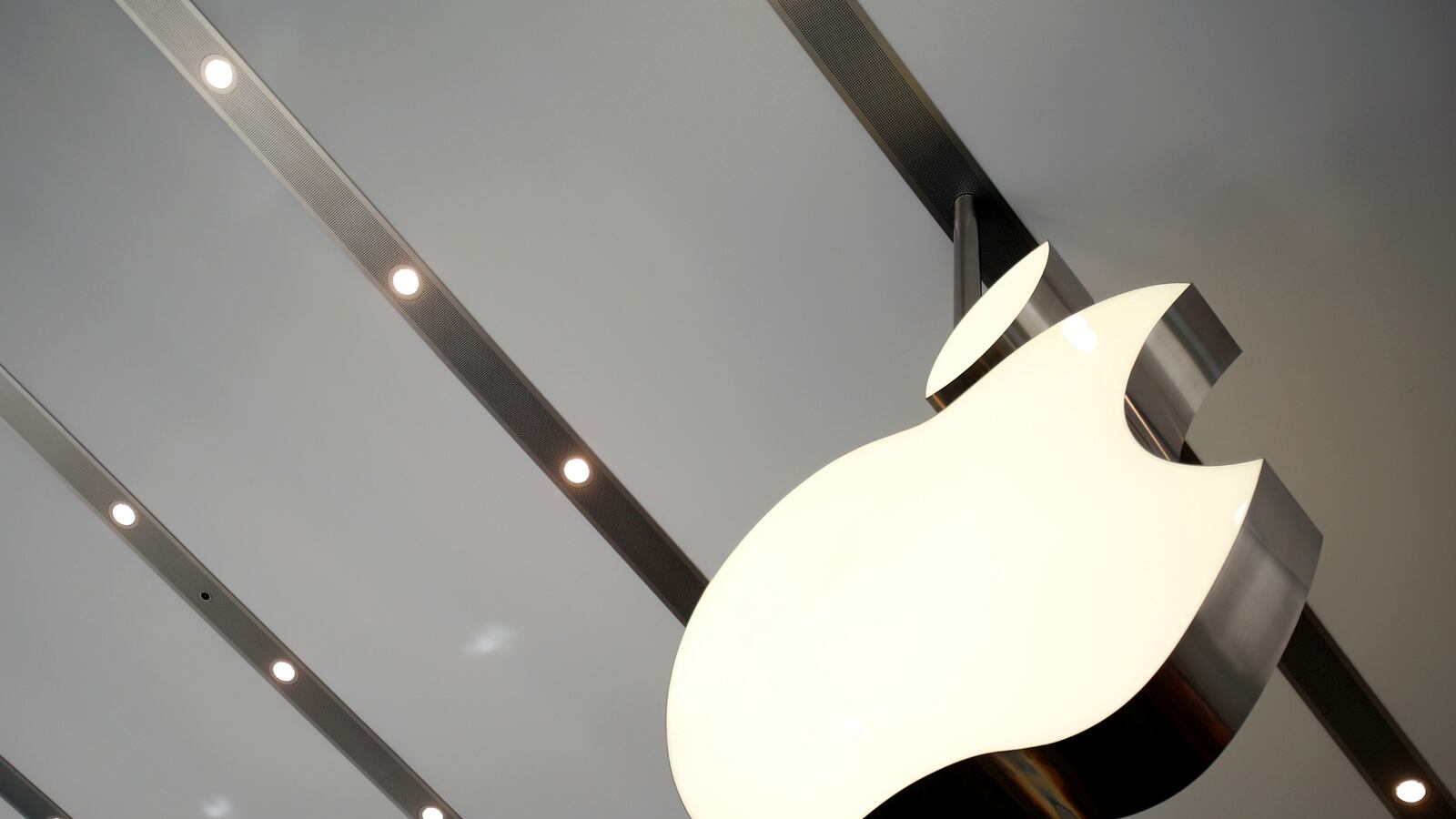 cheats/2017/04/14/apple-cleared-to-test-self-driving-cars/170414-apple-self-driving-cheat_phltcr