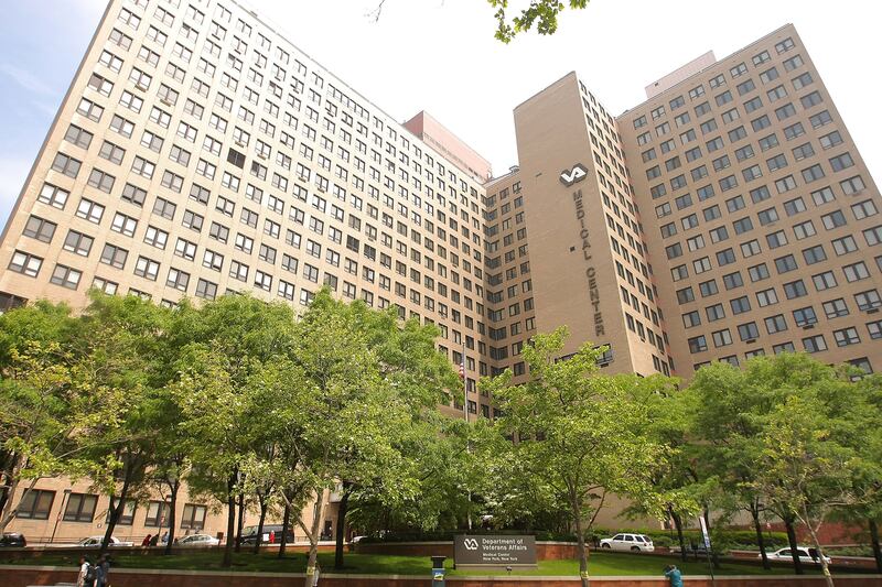 articles/2013/08/30/the-military-teaches-soldiers-strength-the-va-teaches-veterans-to-beg/130829-veterans-affiars-tease_ouhkju