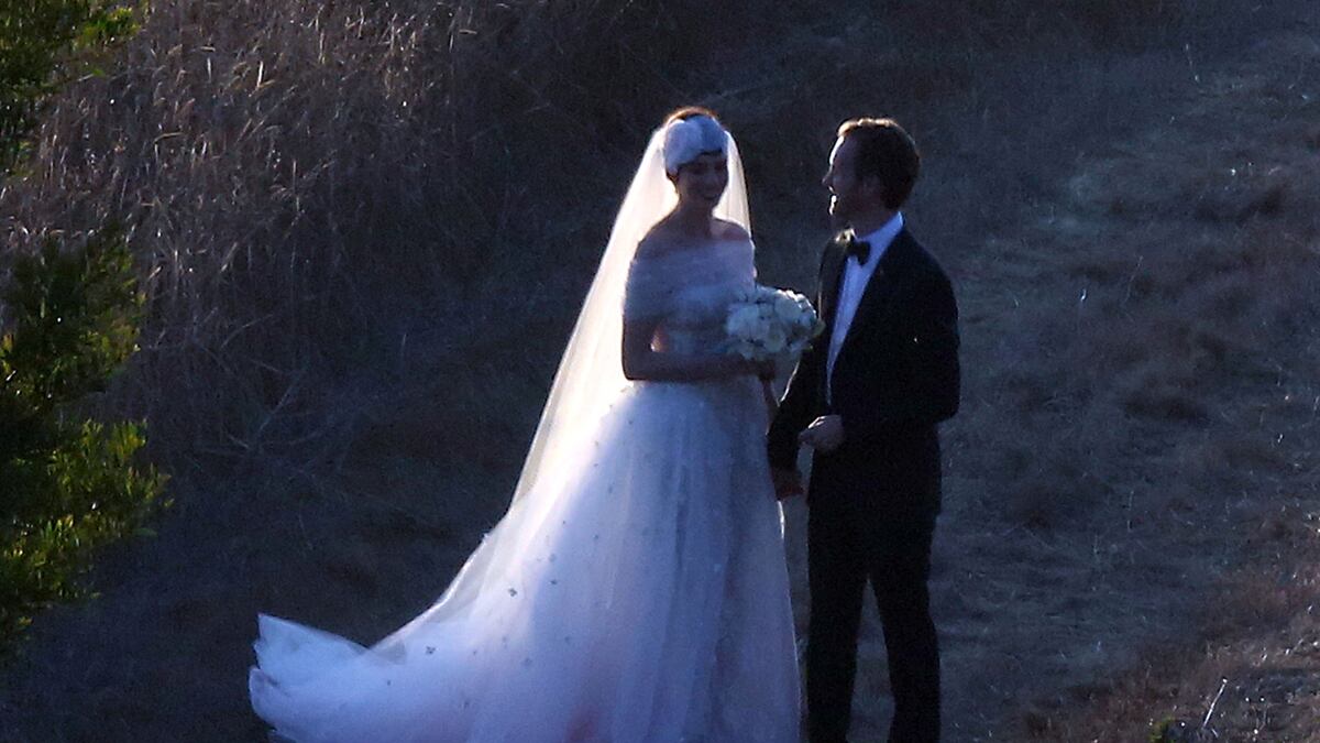 articles/2012/09/30/anne-hathaway-s-wedding-to-adam-schulman-valentino-wedding-dress-big-sur-celebration/anne-hathaway-wedding_yablgo