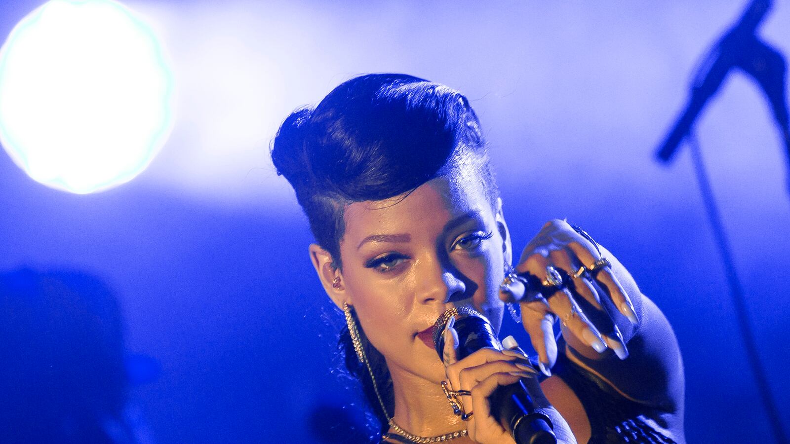 articles/2014/09/11/are-you-ready-for-some-domestic-abuse-thursday-night-football-pulls-rihanna/140911-zimmerman-riri-tease_psiyf0