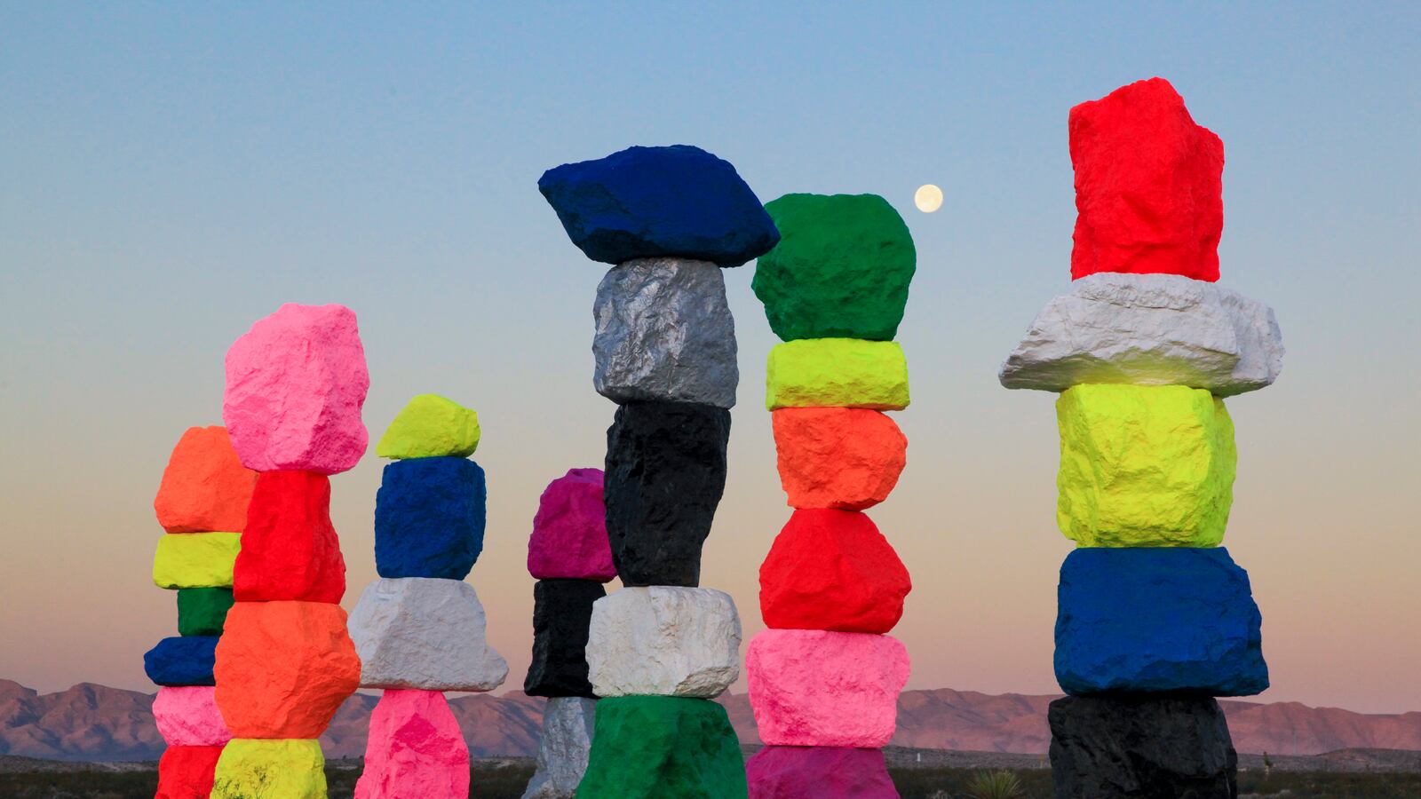 Ugo_Rondinone_Seven_Magic_Mountains_Las_Vegas_Nevada_2016_-_Photo_by_Gianfranco_Gorgoni_-_Courtesy_of_Art_Production_Fund_and_Nevada_Museum_of_Art_yrl0jz