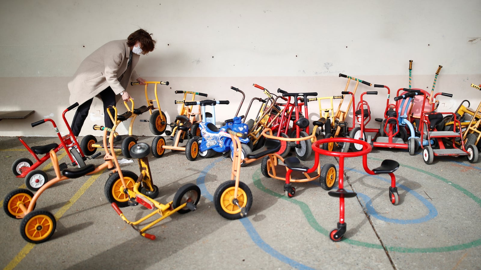 2021-04-02T150651Z_1653836855_RC2RNM99T1HG_RTRMADP_3_HEALTH-CORONAVIRUS-FRANCE-EDUCATION_hntyuh