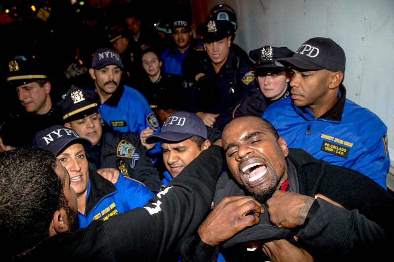galleries/2014/11/26/day-2-ferguson-protesters-take-to-the-streets-across-the-u-s-photos/141125-ferg-5_yniwbk