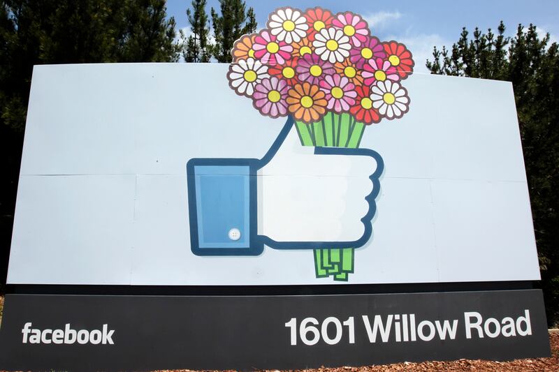 articles/2012/05/23/facebook-comes-under-increasing-fire-for-its-white-male-board/facebook-women-problem-pesta_qfsgse