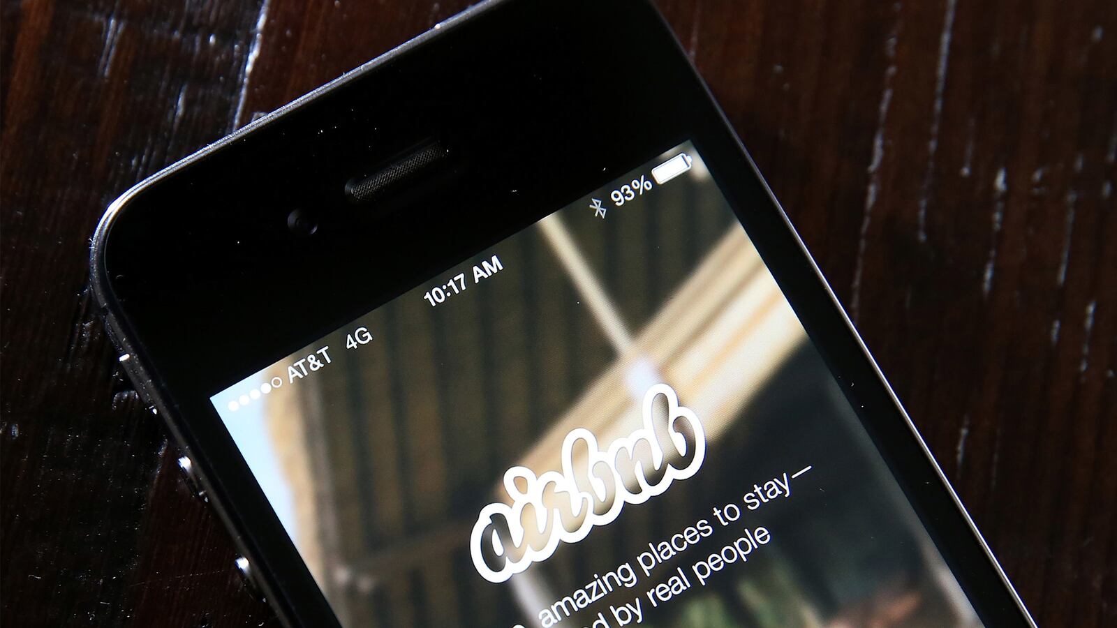 cheats/2015/04/02/airbnb-open-for-business-in-cuba/141016-airbnb-cheat_zeel6k