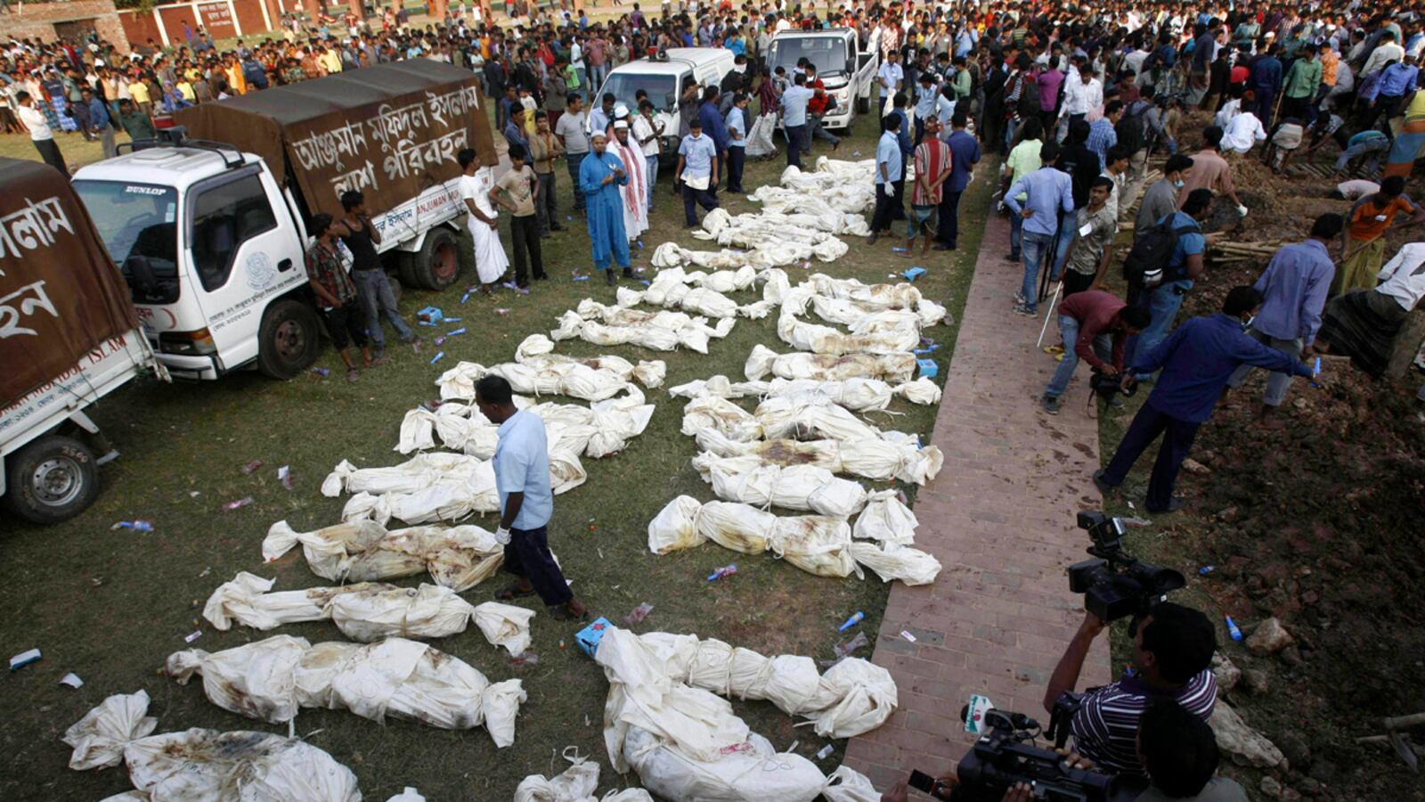 cheats/2012/11/29/three-arrested-in-bangladesh-fire/bangladesh-fire-exits-cheat_dx62j6