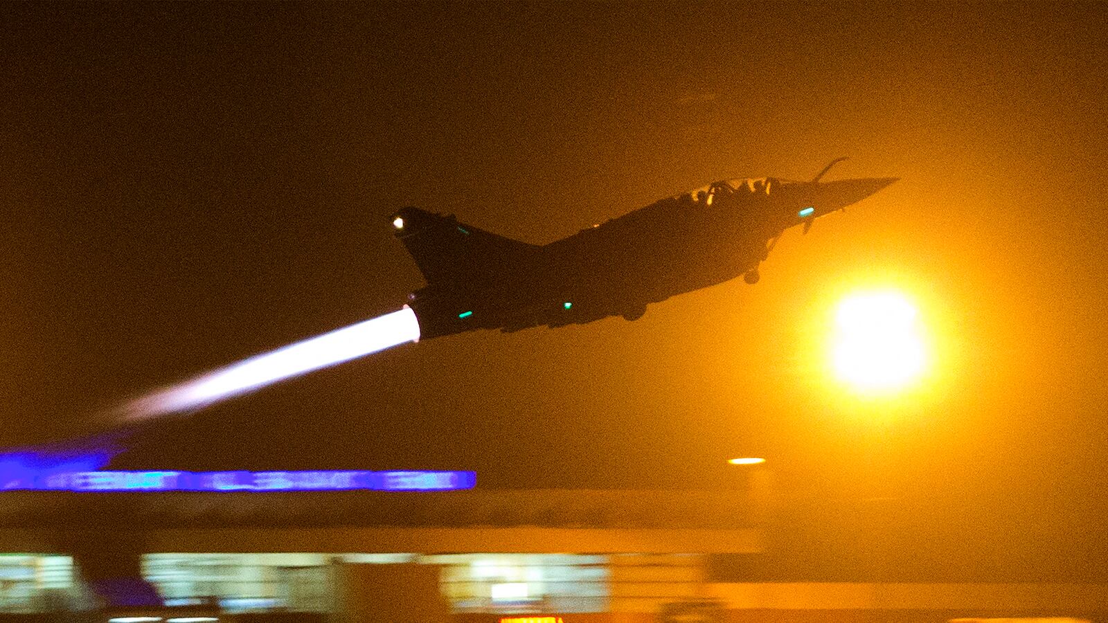 cheats/2015/11/15/report-airstrikes-pounding-isis-capital/151115-harris-youssef-airstrikes-tease_b66lvn