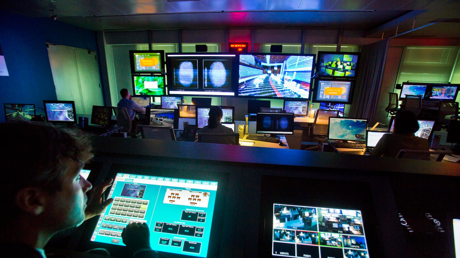 articles/2013/08/15/booz-allen-keeps-winning-government-security-contracts-after-snowden-leak/130814-booz-allen-tease_r7ojjg