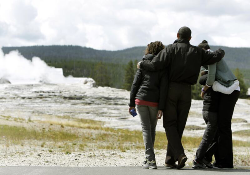 galleries/2009/08/23/obama-family-trips/obamas-on-vacation-6_yezgst