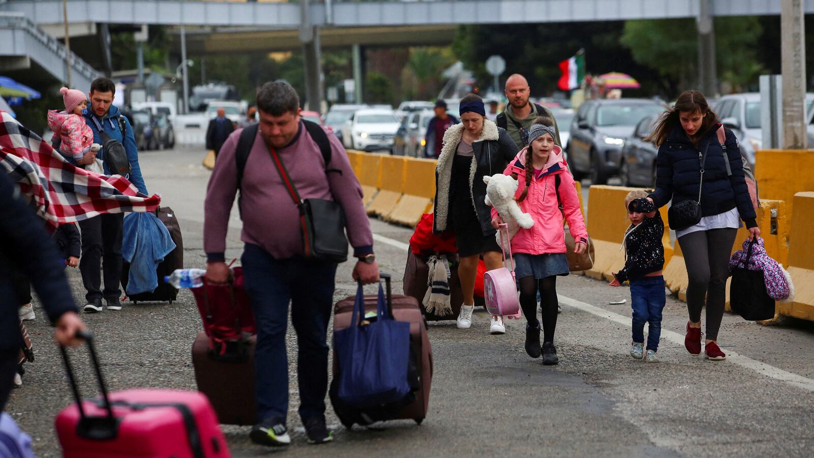 220501-ukraine-refugees-tease-01_ughng4