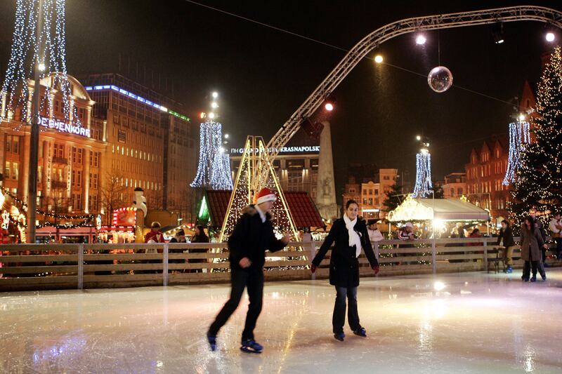 galleries/2012/12/12/most-kitschy-christmas-towns-north-pole-santa-claus-more-photos/best-christmas-destinations-10_qiupay