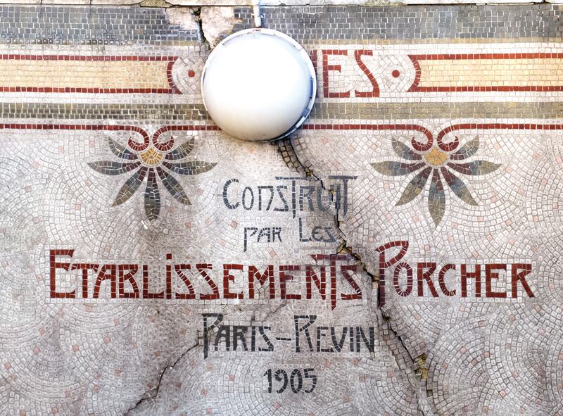 galleries/2015/10/11/paris-has-the-coolest-signs/151002-graphique-de-rue-04_jucnam