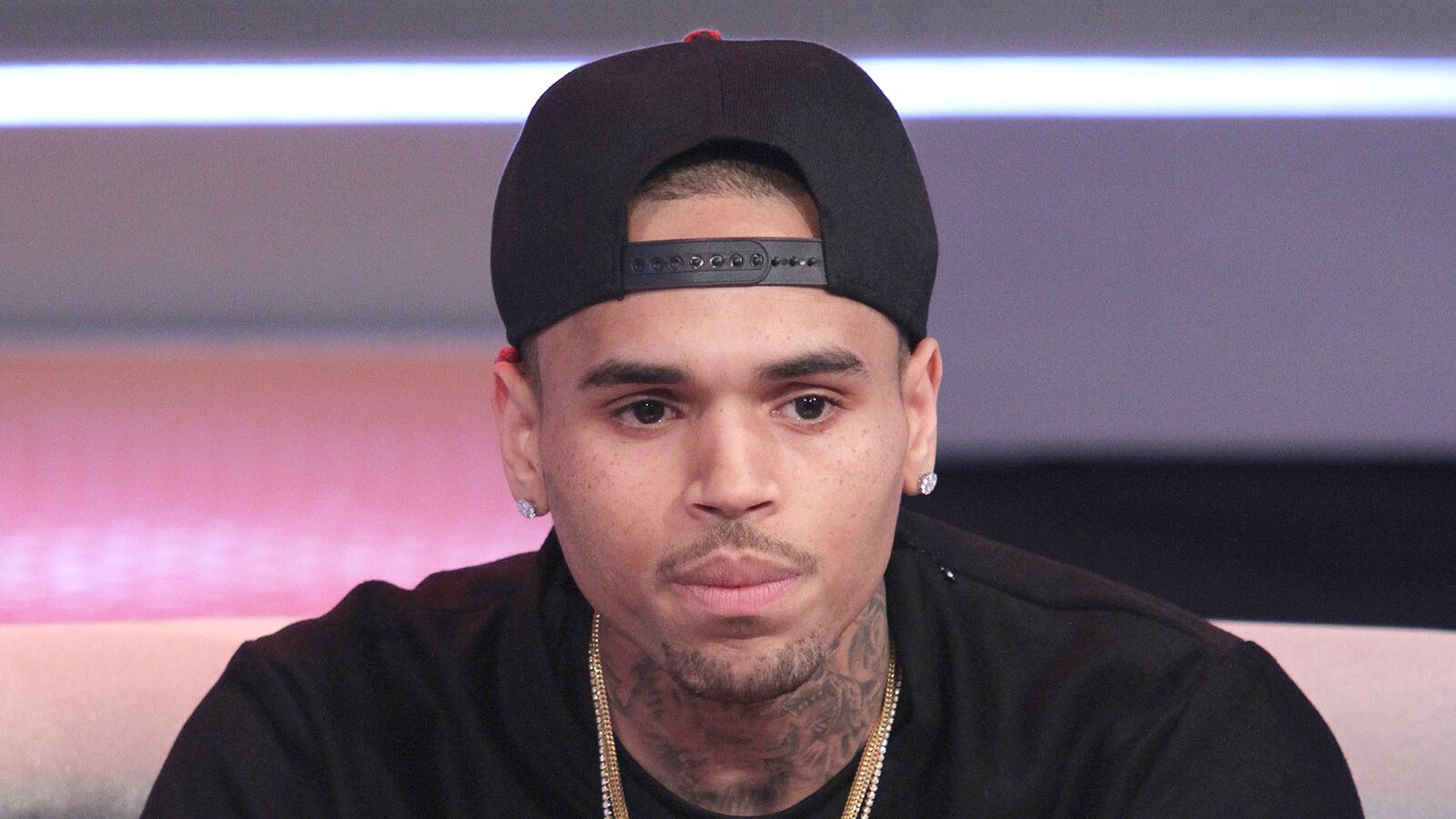 cheats/2013/05/27/report-chris-brown-hit-and-run-investigated/130527-chris-brown-cheat_pixvua