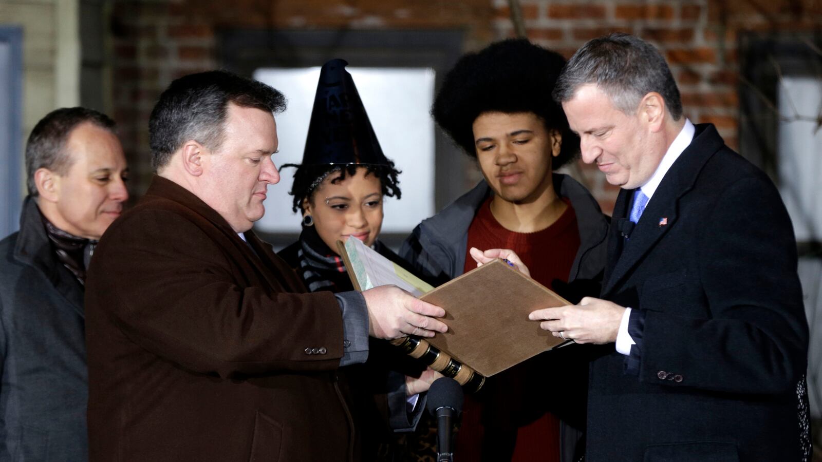 articles/2014/01/02/what-really-happened-to-de-blasio-s-fdr-bible/140102-daly-deblasio-bible-tease_oqnpbg