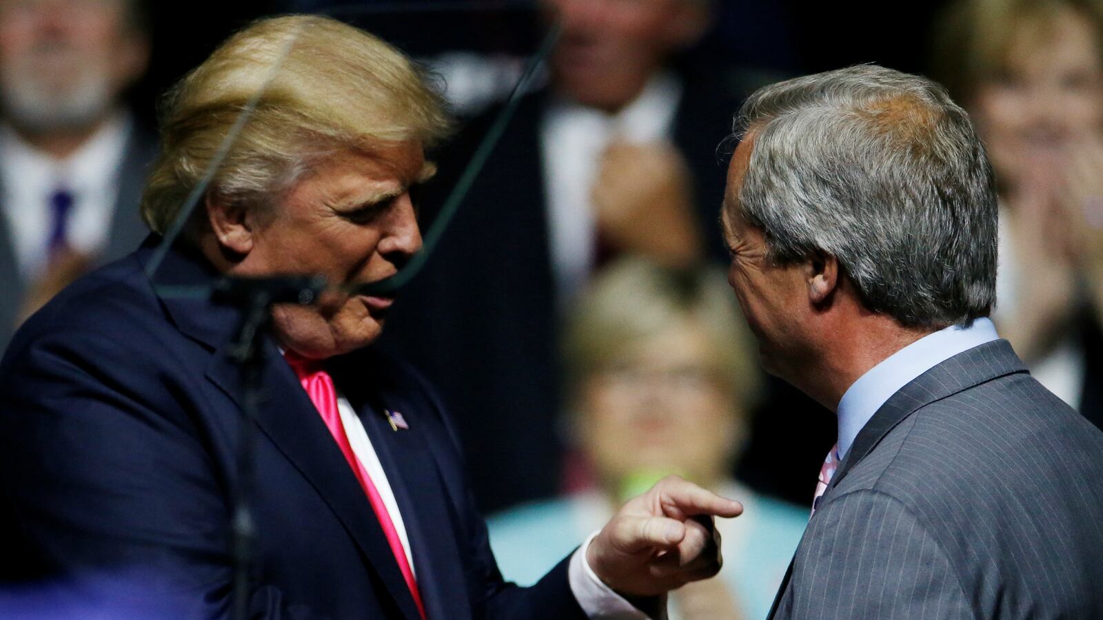 cheats/2016/11/21/nyt-as-peotus-trump-pushed-golf-course/161121-trump-farage-golf-cheat_wvwva8