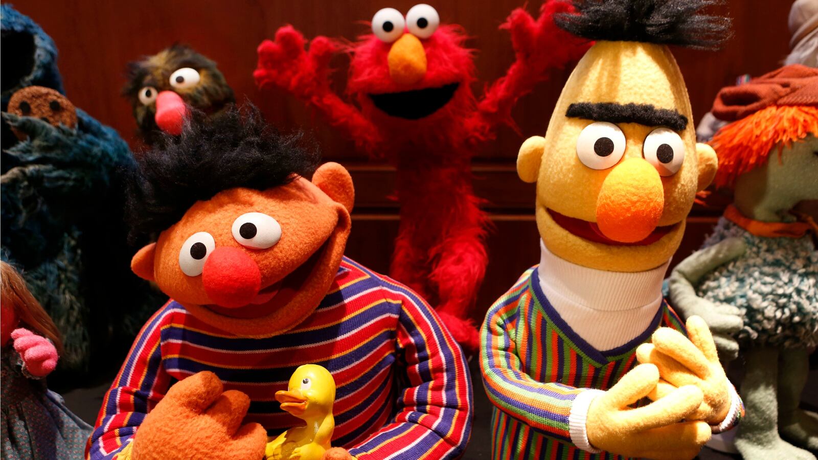 180526-sesame-street-lawsuit-happytime-cheat_hk2b9i