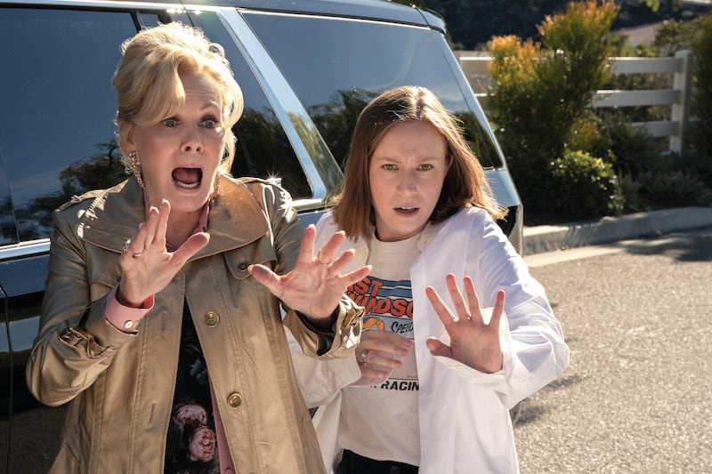 Jean Smart, Hannah Einbinder in the fifth season premiere of "Hacks."