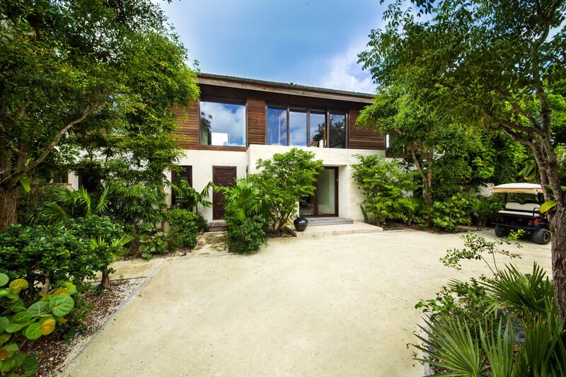 galleries/2014/11/29/omg-i-want-this-house-parrot-cay-turks-and-caicos-photos/141125-parrot-7_w7fihd