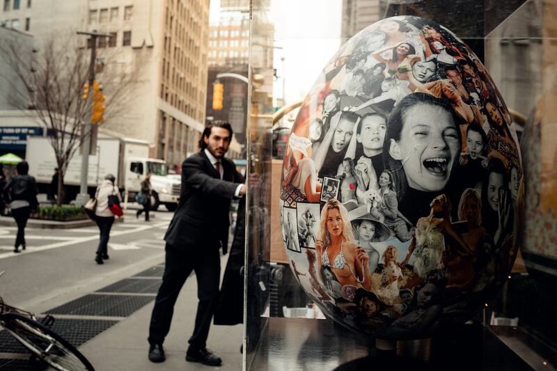 galleries/2014/04/08/the-great-faberge-egg-hunt-2014-photos/faberge-egg-bruce-weber_cohabi