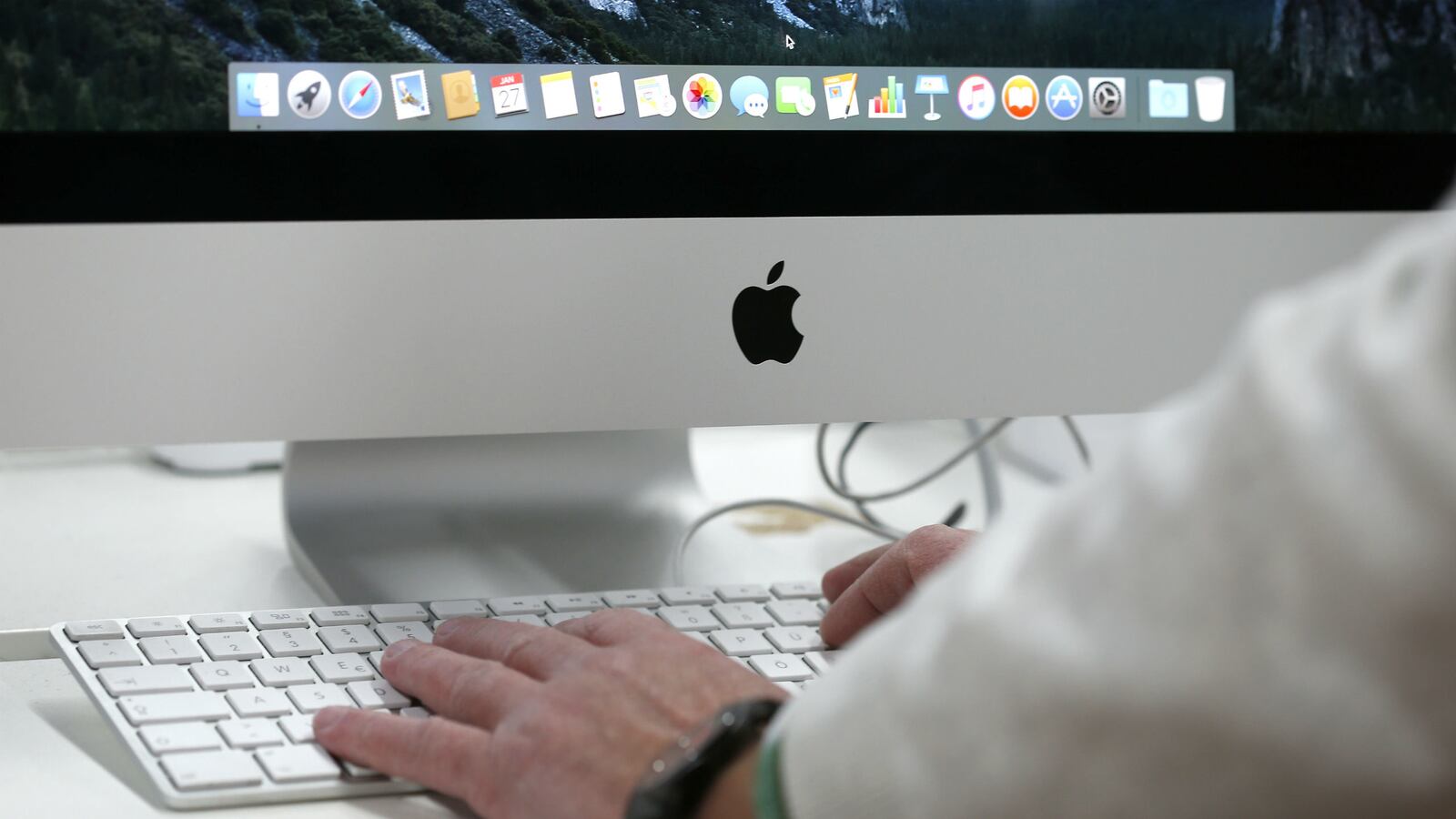cheats/2016/03/07/ransomware-hackers-target-apple-users/160307-hackers-attack-mac-comps-cheat_thle7v