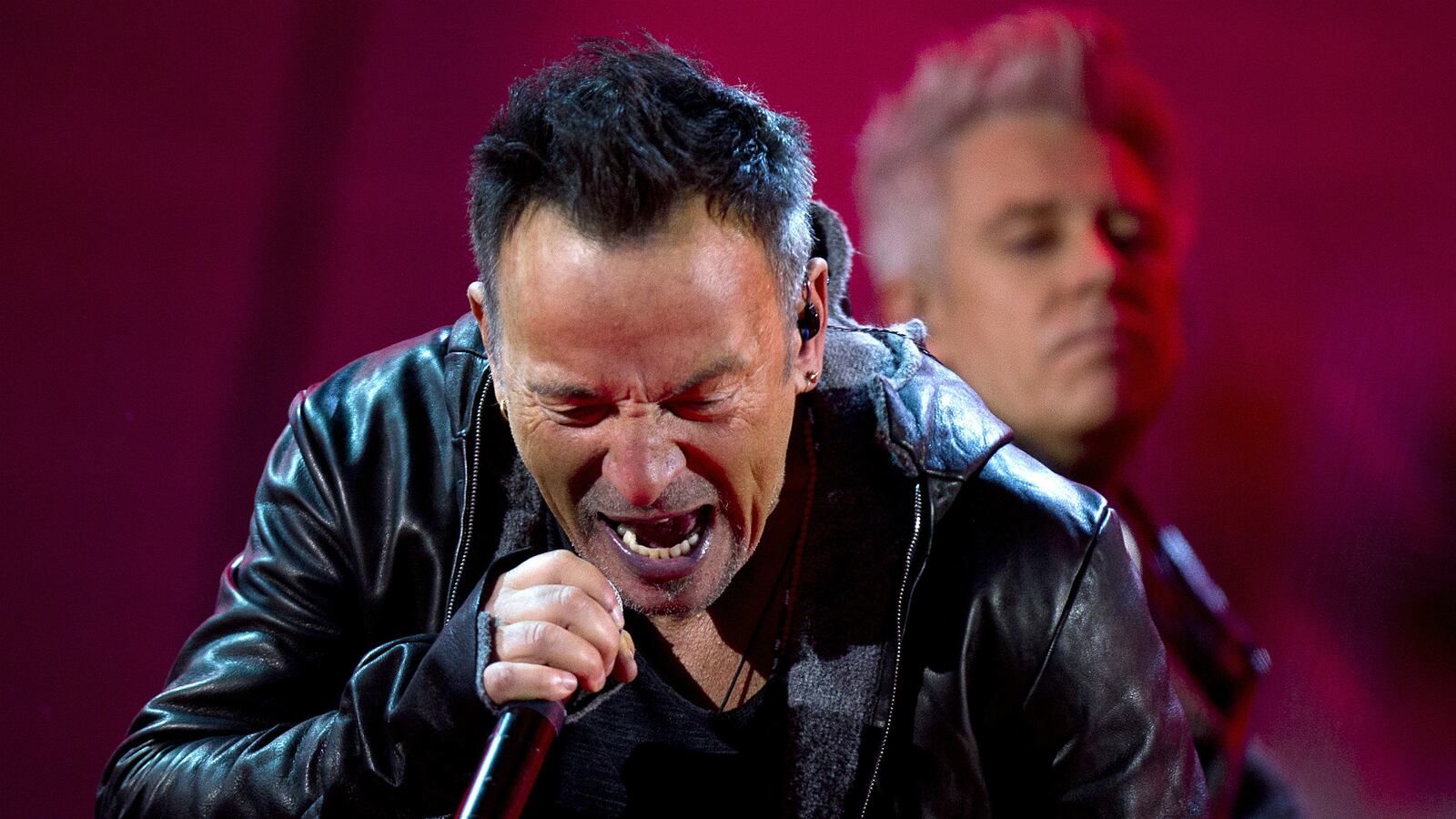 cheats/2014/12/02/sprinsteen-martin-sub-for-ailing-bono/141202-springsteen-cheat_pkrlcz