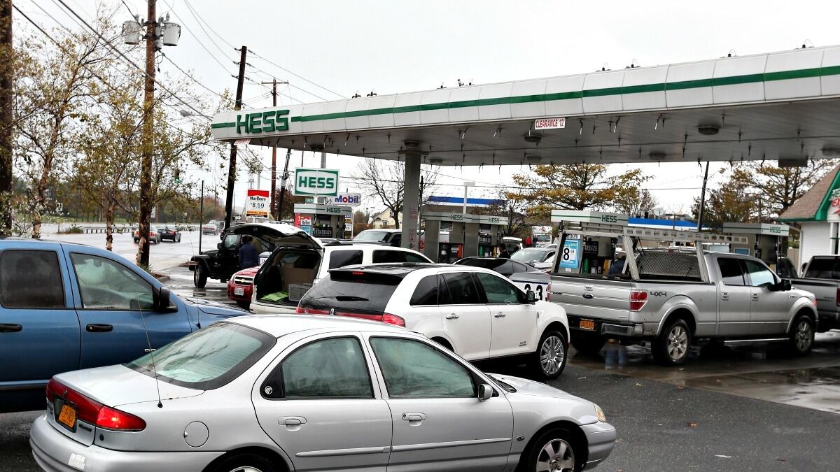 cheats/2012/11/01/gas-shortage-long-lines-in-ny-area/gas-lines-cs_tfmicl