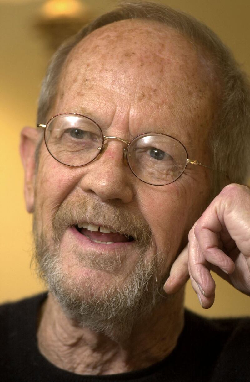 galleries/2012/10/27/eminem-zooey-deschanel-more-celebrity-world-series-fans-photos/elmore-leonard-celebrity-world-series-fans_tamijv