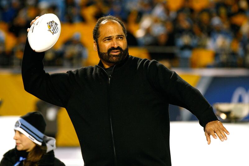 galleries/2011/11/17/ashton-kutcher-franco-harris-and-others-support-joe-paterno-after-his-firing/franco-harris-paterno-supporters_wfx6qx