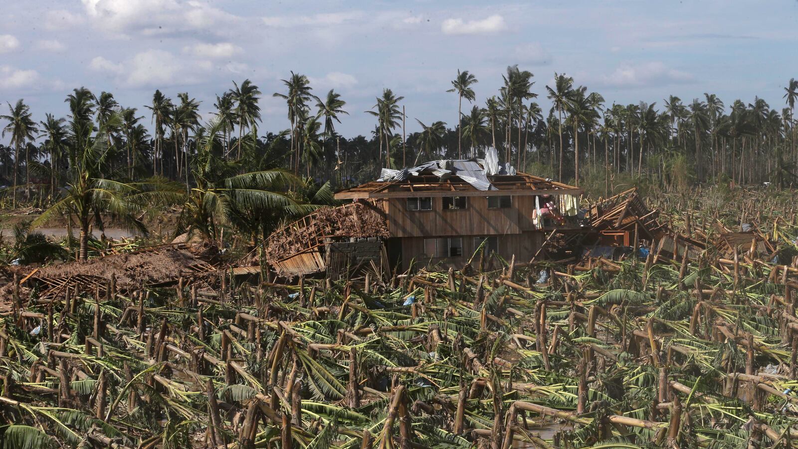 galleries/2012/12/05/typhoon-bopha-slams-philippines-photos/05typhoon5-2560_pqazqu