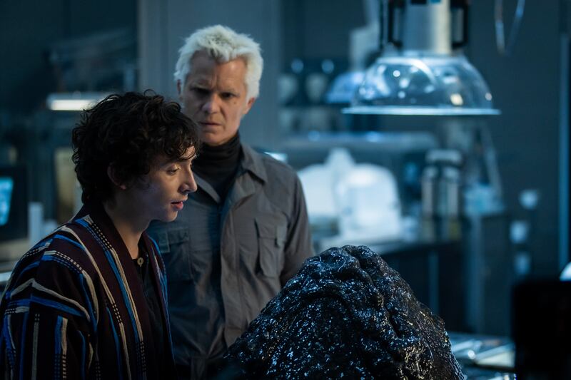 Samuel Blenkin as Boy Kavalier and Timothy Olyphant as Kirsh