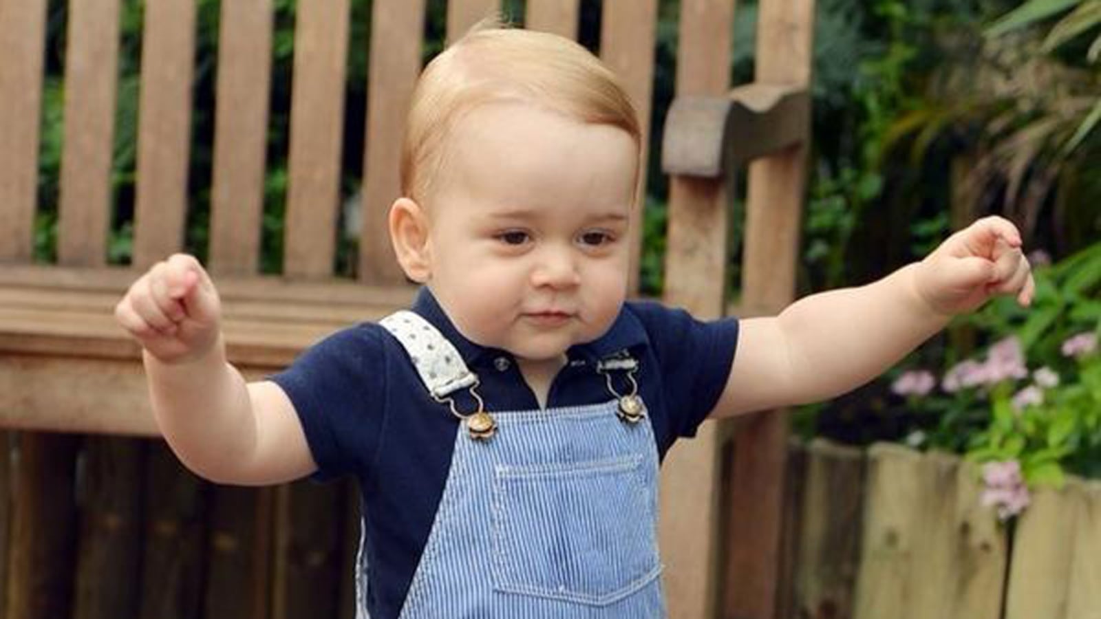 articles/2014/07/20/prince-george-walks-for-first-birthday-pics/p-george_pvssri