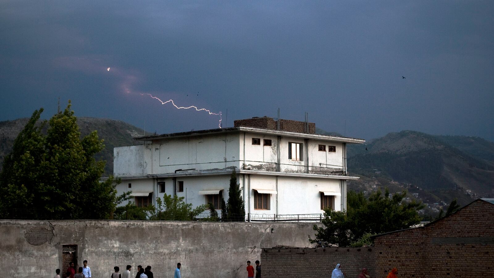 articles/2013/07/10/bin-laden-s-life-on-the-run-witnessed-by-al-qaeda-child-bride/130709-daly-pakistan-raid-tease_l1jrcv