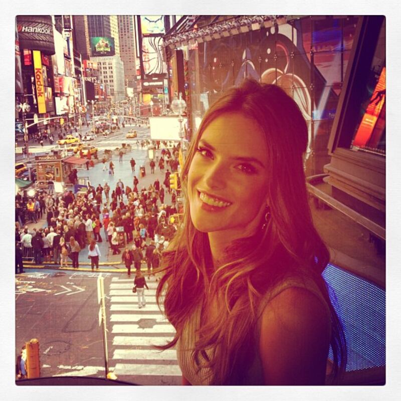 galleries/2012/10/21/tom-hanks-miley-cyrus-more-celebrity-twitter-pictures-photos/alessandra_ambrosio_ddd2t7