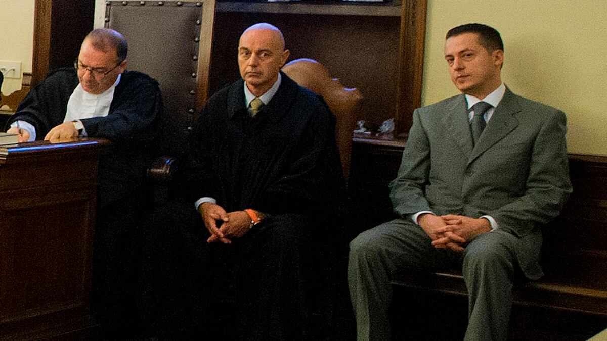 cheats/2012/10/03/police-pope-s-butler-stole-papers/vatican-pope-butler-cheat_qdexga