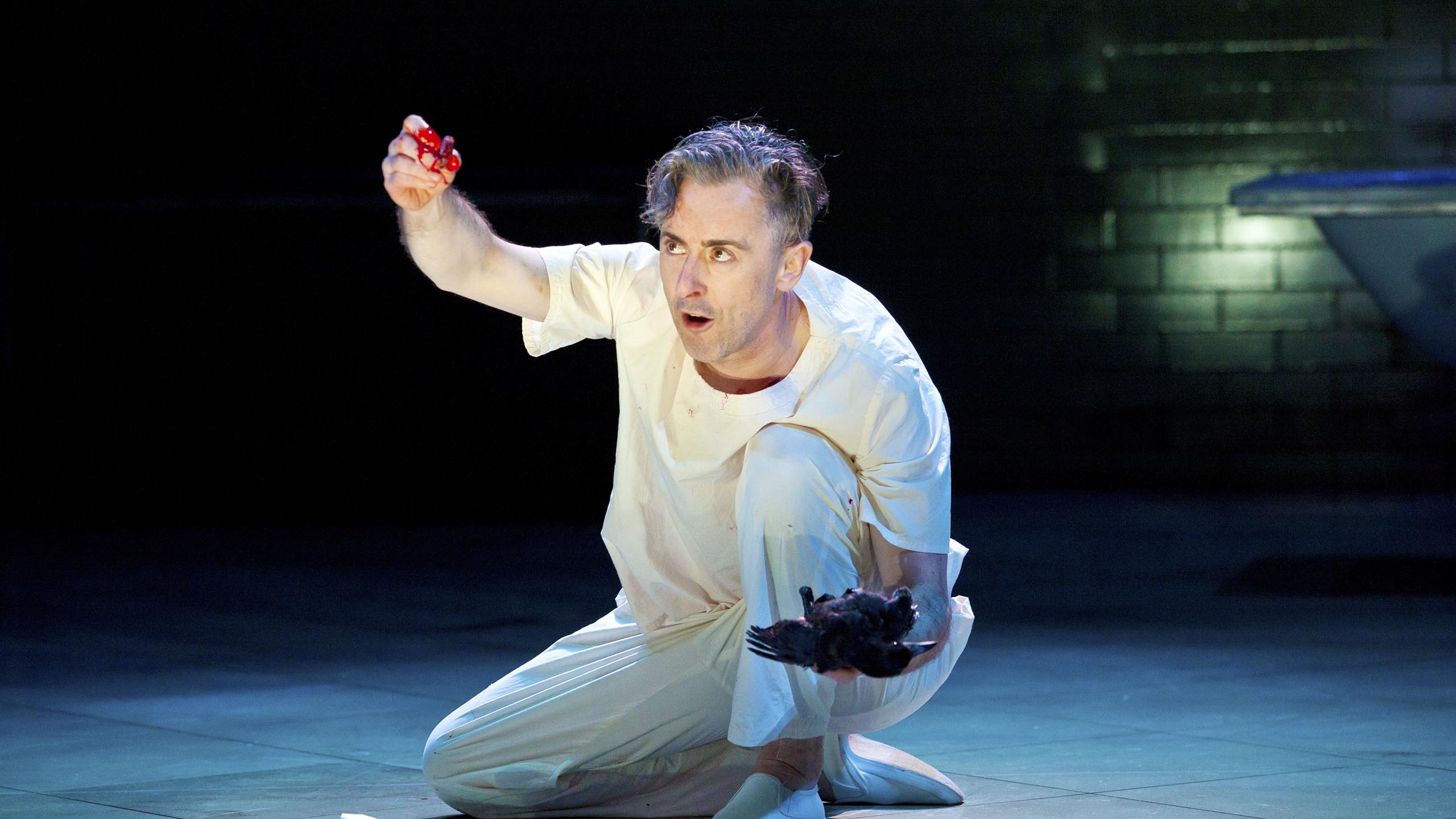 articles/2013/04/23/madbeth-alan-cumming-plays-every-role-in-macbeth/130423-cumming-macbeth-schillinger-tease_fxrlrx