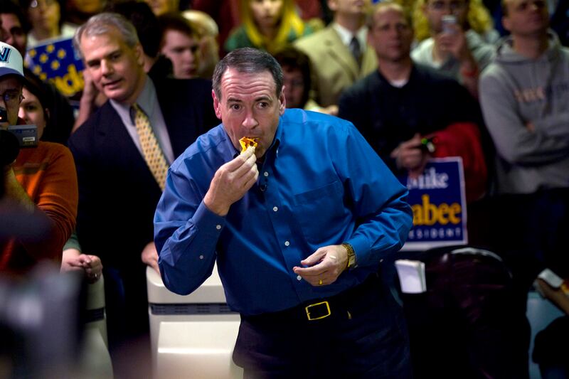 galleries/2011/09/20/herman-cain-sarah-palin-and-more-politicians-eating-pizza-photos/pols-pizza-huckabee_kp13yi
