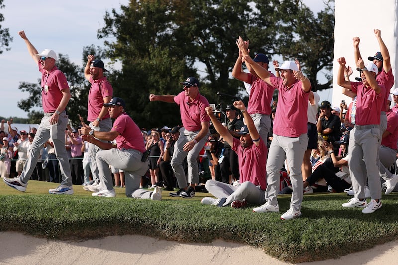 MEDINAH, ILLINOIS - SEPTEMBER 27: Members of the U.S. Team cheer on the 18th green after the U.S. Team wins during Sunday's Singles on day four of the Presidents Cup 2026 at Medinah Country Club on September 27, 2026 in Medinah, Illinois. (Photo by Kevin C. Cox/Getty Images)