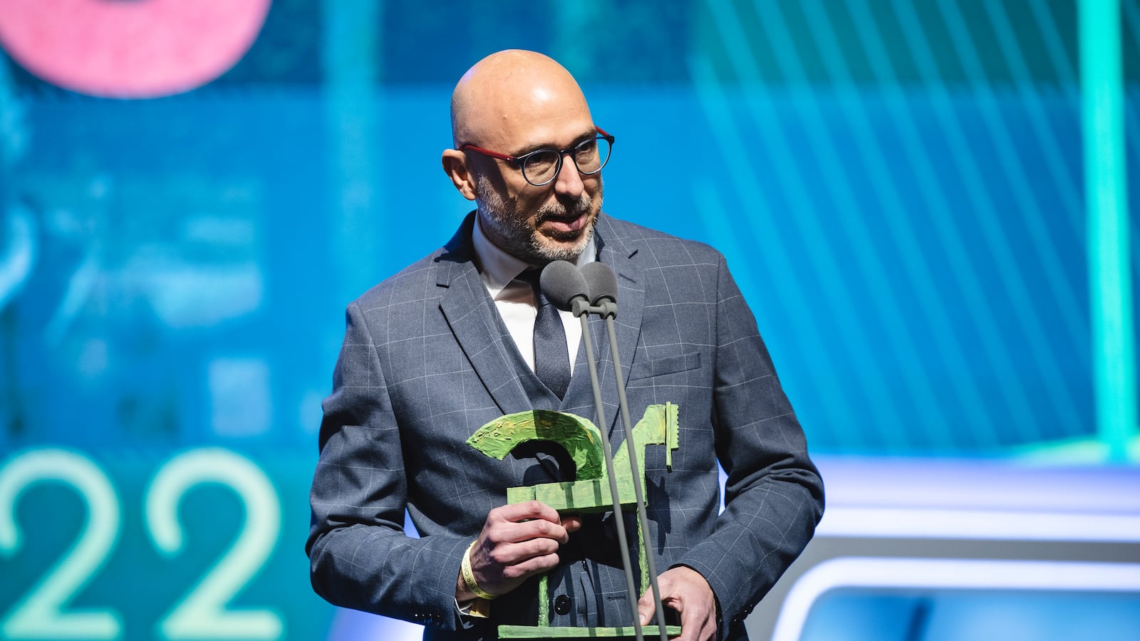 Miguel Macias picks up the International Radio Ondas Award