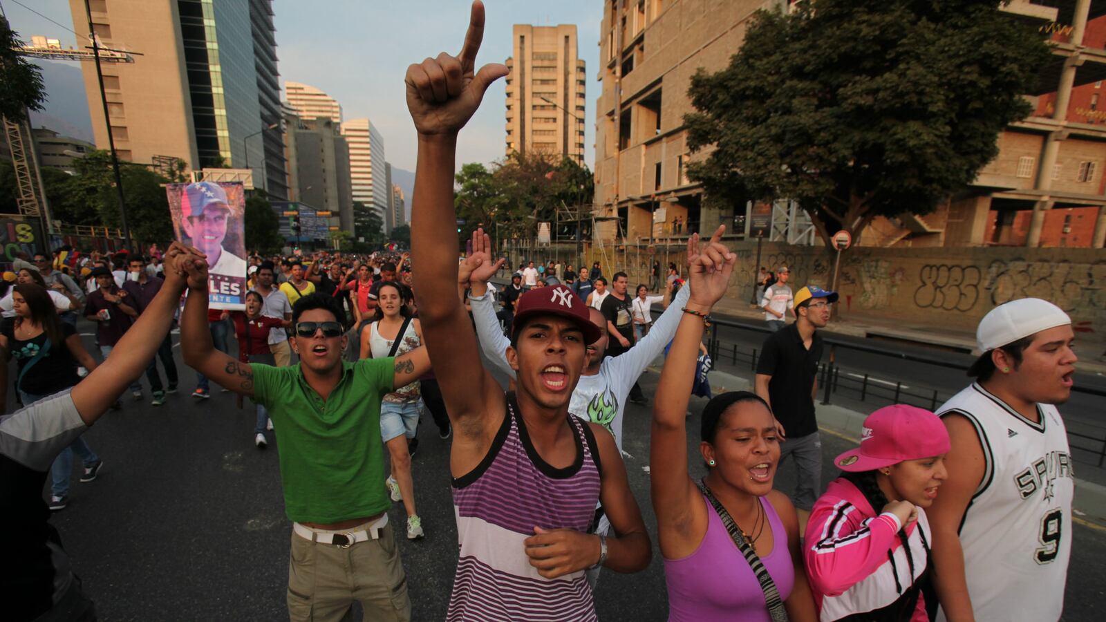 cheats/2013/04/16/clashes-after-venezuela-s-election/130416-venezuela-election-clashes-cheat_zxeg6f