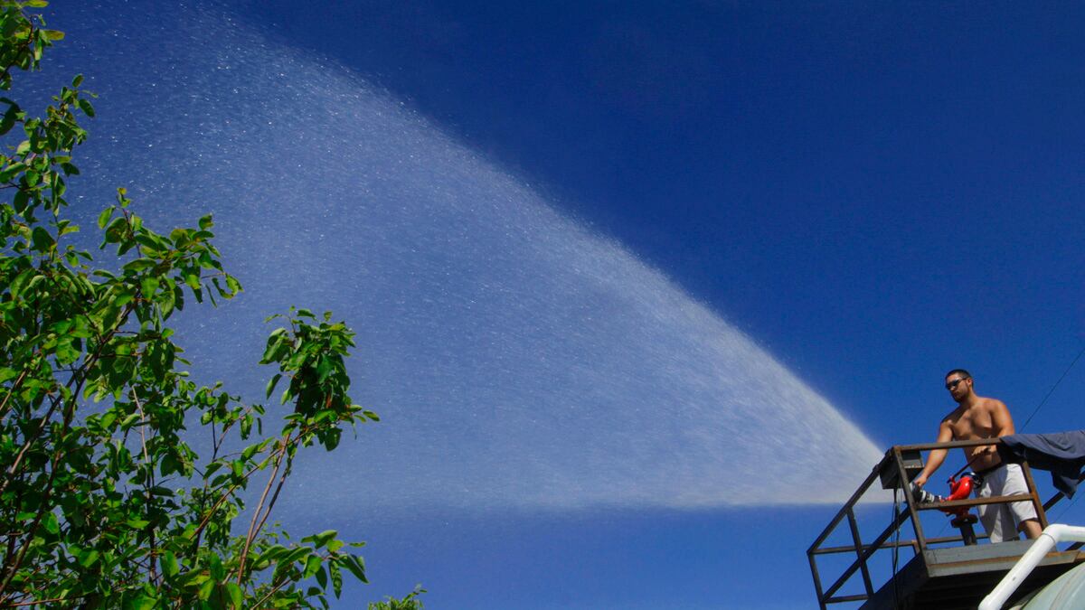 cheats/2012/09/06/farmers-race-frackers-for-water/water-fracking-farming-midwest-cheat_fgmzes