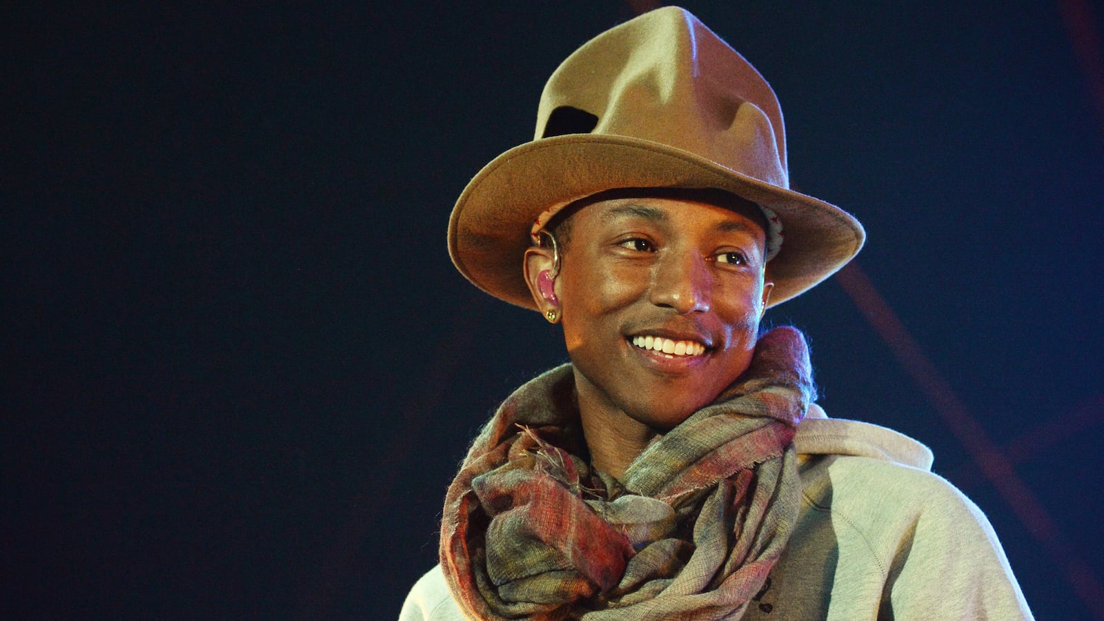cheats/2014/04/18/pharrell-to-curate-parisian-art-show/140418-_Pharrell-Williams-cheat_wvld2f