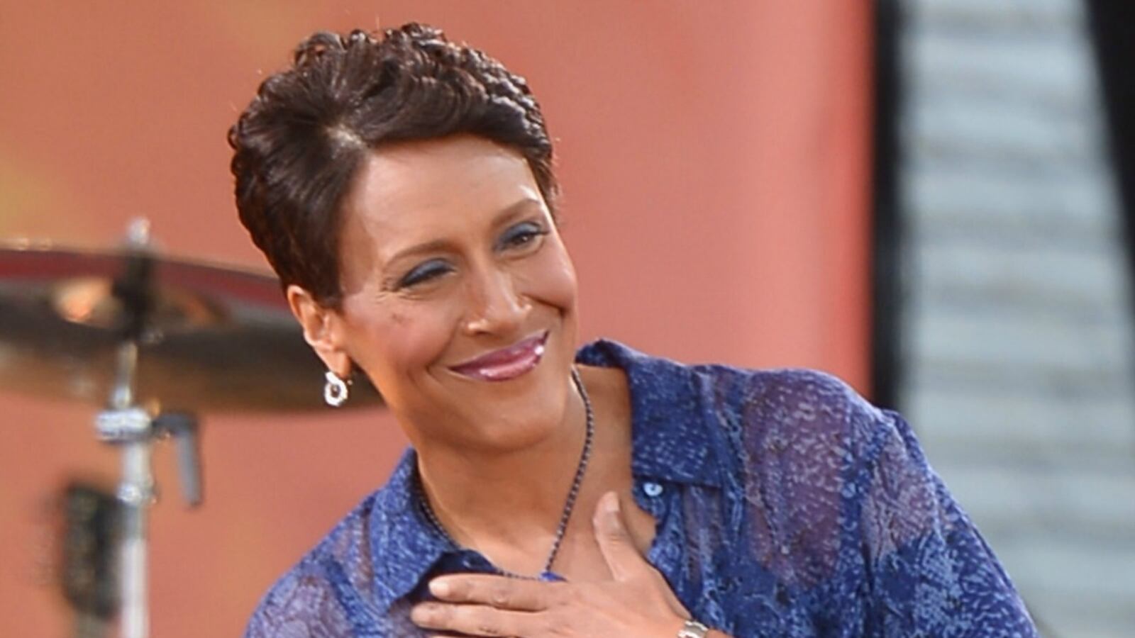 cheats/2012/09/20/robin-roberts-i-feel-the-love/robin-roberts-early-leave-cheat_nv5jhs