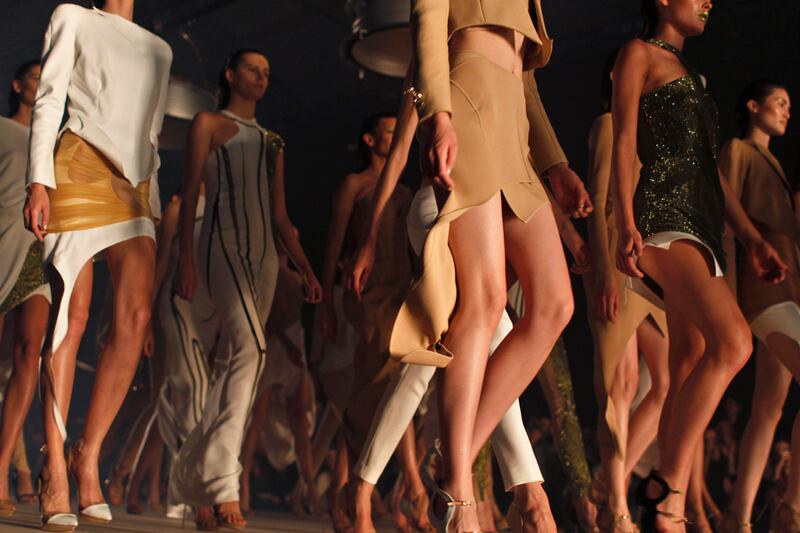 galleries/2011/09/30/paris-fashion-week-spring-summer-2012-photos/paris-fashion-mugler_i6wc1x