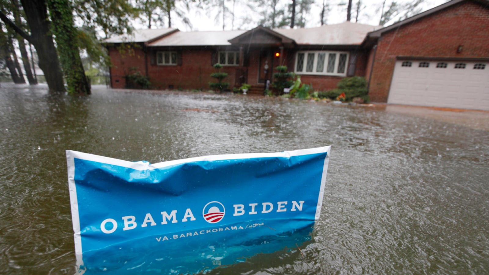 articles/2012/10/29/how-president-obama-will-handle-hurricane-sandy/obama-hurricane-warren_axgrc9