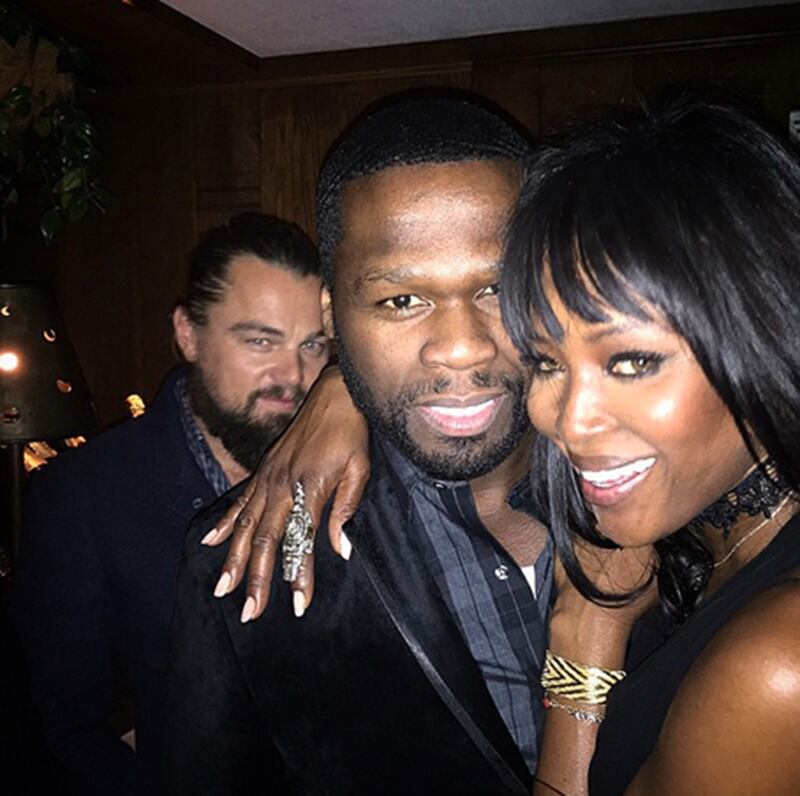 galleries/2014/03/20/best-celebrity-photobombs/150209-celeb-photobomb-03_rqytn4