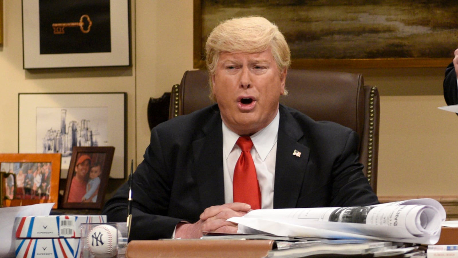 articles/2016/06/28/snl-s-darrell-hammond-on-transforming-into-trump-he-can-take-a-punch/160627-wilstein-darrell-hammond-tease_rokpfv