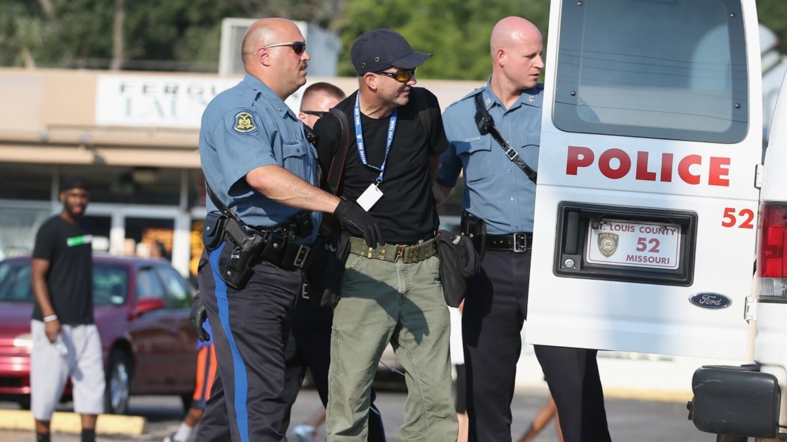 cheats/2014/08/18/new-eyewitness-cop-chased-after-brown/140818-getty-arrested_apfw32